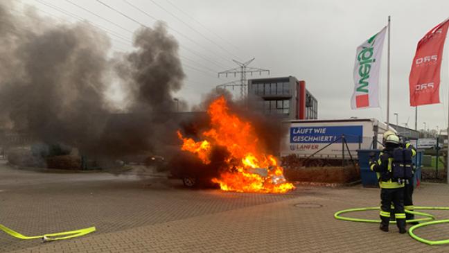 Range Rover wird durch Feuer zerstört