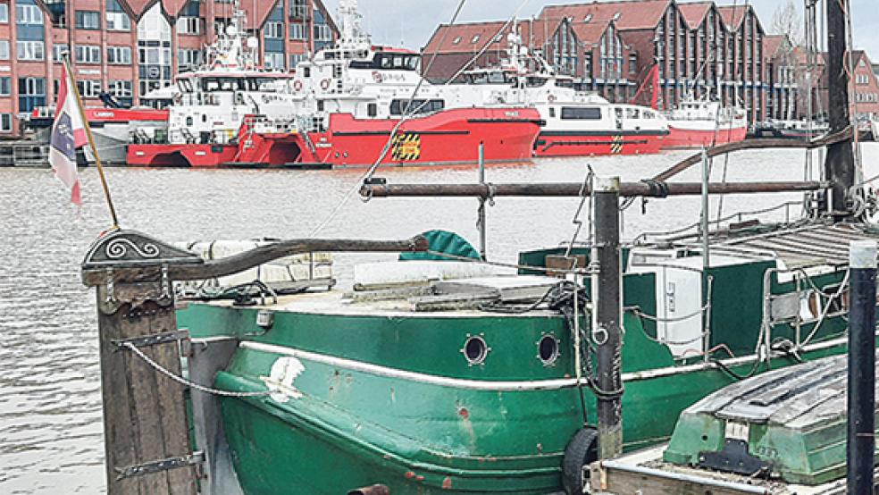 Bei den Speicherhäusern im Leeraner Hafen ziehen die fünf Katamarane der Hamburger Reederei »Opus Marine« mit ihren roten Rümpfen die Blicke auf sich. Festgemacht haben sie gegenüber dem Garrelschen Garten. © Fotos: Szyska