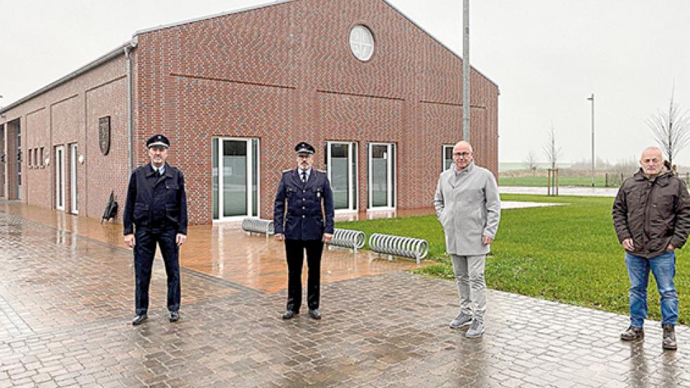 Offizielle Übergabe: Ditzums Ortsvorsteher Konrad Kruse und Bürgermeister Hans-Peter Heikens überreichten Ortsbrandmeister Wilhelm Pruin und Gemeindebrandmeister Jan Hilbrands (von links) symbolisch den Schlüssel. © Foto: Gemeinde Jemgum