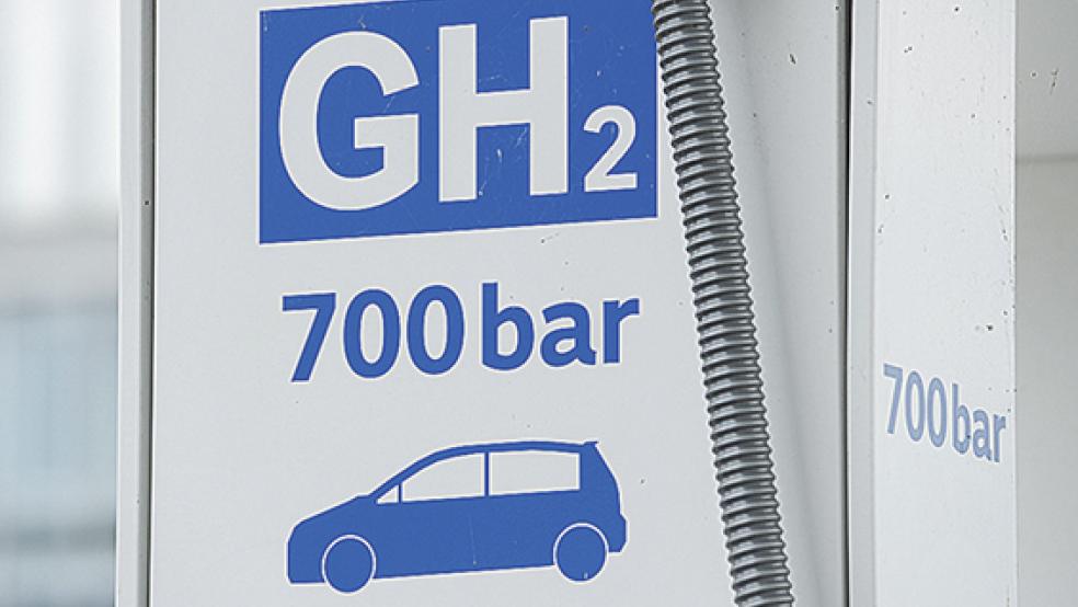 Das Zeichen für gasförmigen Wasserstoff: GH2. Hier ist es in Hamburg an der Zapfsäule der Wasserstofftankstelle zu sehen.  © Foto: Angelika Warmuth (dpa)