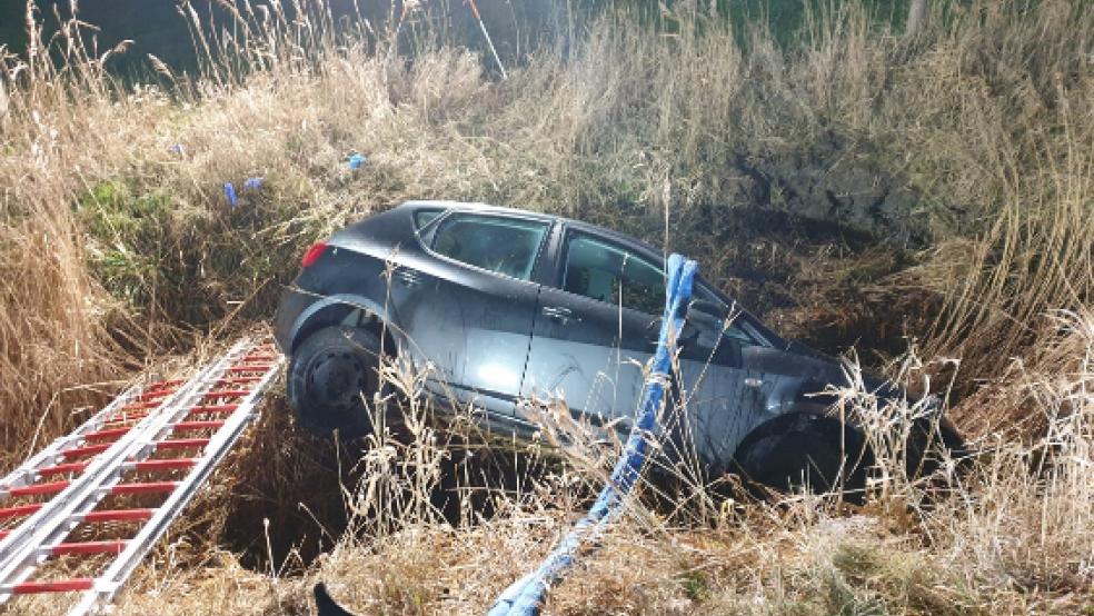 Ein 30-Jähriger wurde unter seinem Fahrzeug eingeklemmt und musste von den Einsatzkräften befreit werden.  © Polizei