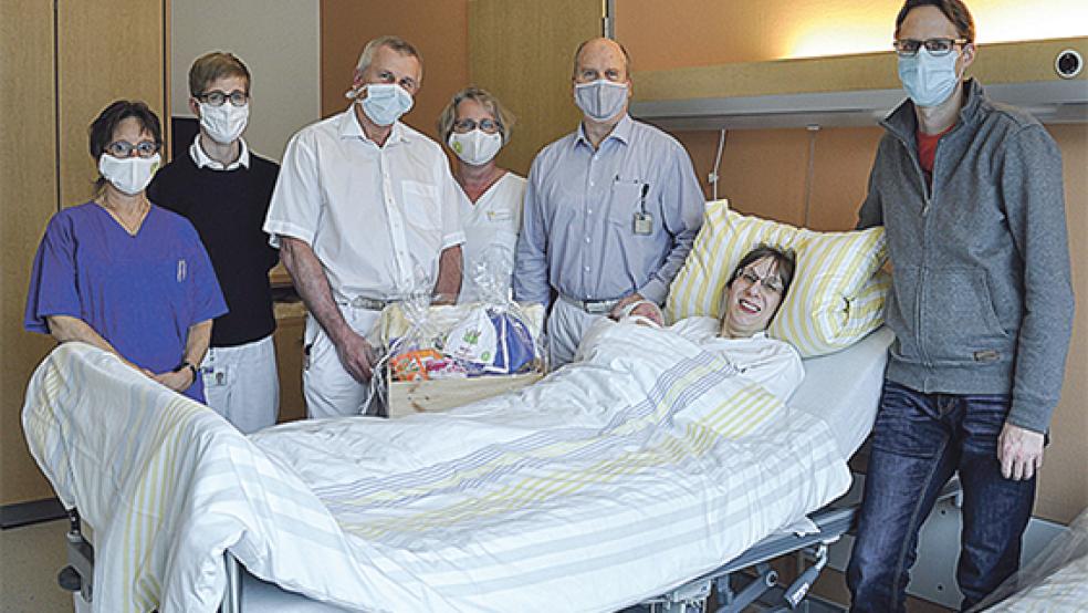 Freuen sich mit den glücklichen Eltern Sandra und Eric Janßen aus Barßel über die Geburt ihres zweiten Kindes Melissa: Angelika Hartmann (Hebamme), Susanna Kohl (Oberärztin der Klinik für Gynäkologie und Geburtshilfe), Dr. med. Jacek Skubis (Chefarzt der Klinik für Gynäkologie und Geburtshilfe), Gitta Möhlmann-Cramer (Teamleitung der Wochenstation) und Dr. med. Oliver Weiss (Oberarzt der Klinik für Gynäkologie und Geburtshilfe). © Foto: Klinikum Leer