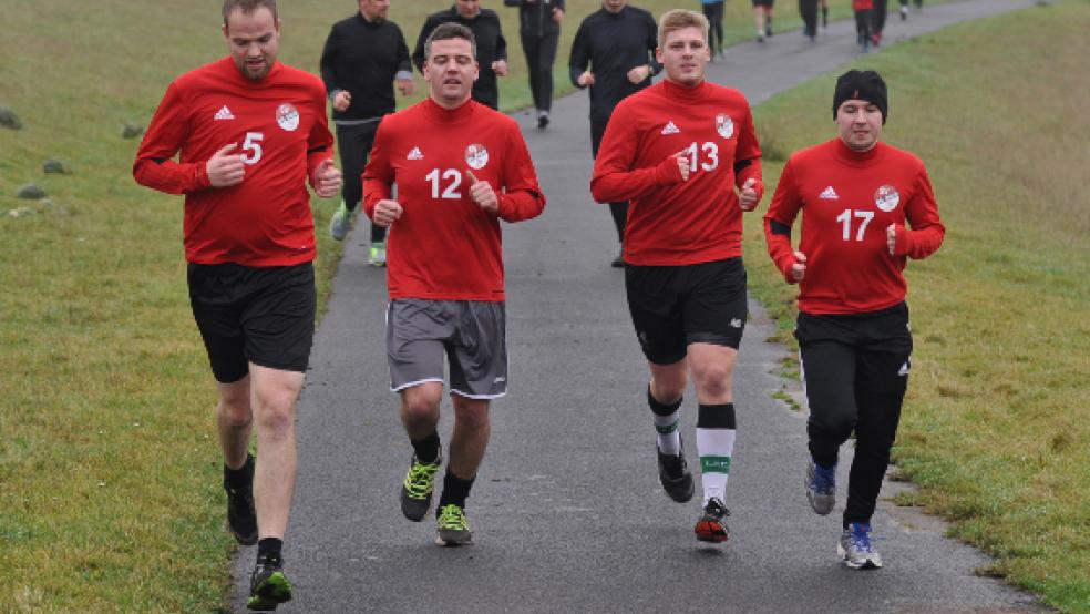 Den Fußballern vom SV Ems Jemgum bleibt derzeit vor allem das Laufen. Im Gegensatz zum Silvesterlauf 2018 in Jemgum, an dem Matthias Hilbrands, Christoph Behrends, Nils van Loh und Ole Nitters teilgenommen haben, ist dann aber Abstand halten nötig. © Archivfoto: Wolters