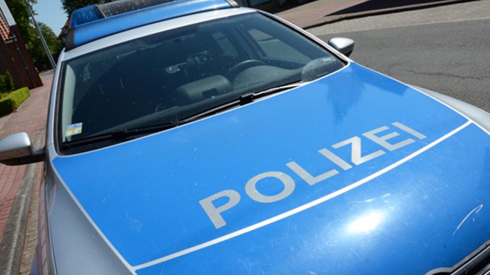 Ein 22-Jähriger aus Leer führte absichtlich einen Unfall auf der B 70 herbei. Anschließend schlug er nach den eingesetzten Polizisten und beleidigte diese. © Archivfoto: Hanken