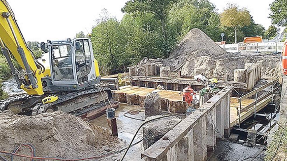 Für den Schwerverkehr ausgebaut wurde die Brücke über das Nüttermoorer Sieltief im Zuge der Kreisstraße 2 in der Stadt Leer, und zwar in Nüttermoor.  © Foto: Landkreis Leer