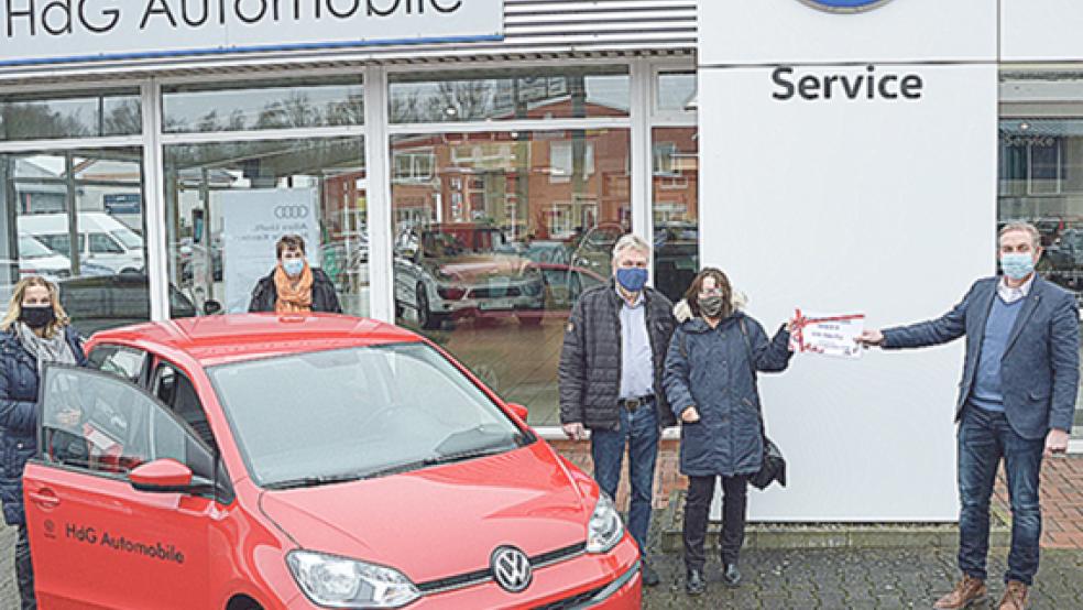 Zwei von acht Autos bei der Weihnachtsverlosung der Werbegemeinschaft Leer gingen ins Rheiderland. Das Foto zeigt von links: Marlene Schwill von der Werbegemeinschaft Leer, Jutta Blank von der Lebenshilfe Leer, die Gewinner Jörg Peter und Jutta Klinkenborg aus Bingum sowie Michael Kleinstäuber von HdG Automobile. © Foto: privat