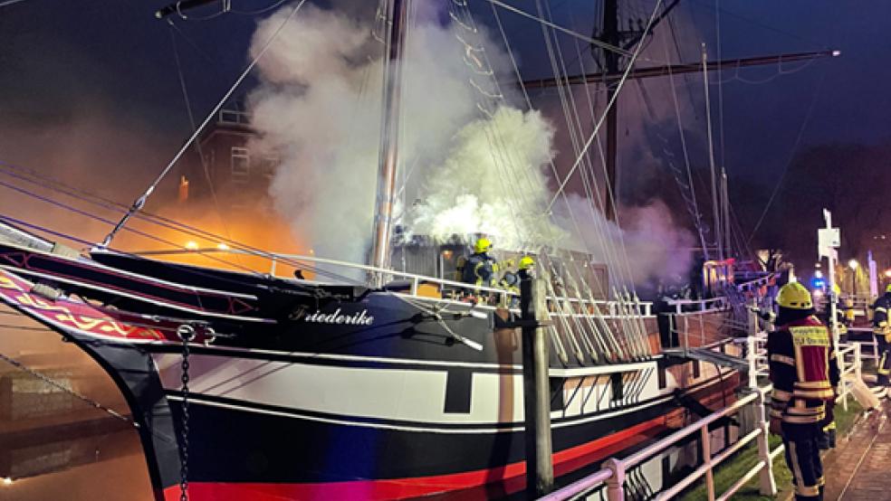 Die beiden Gesuchten haben möglicherweise Beobachtungen gemacht, die zur Klärung des Brandes, dem das Museumsschiff zum Opfer fiel, beitragen können. Sie werden deshalb von der Polizei als Zeugen gesucht. © Archivfoto: Feuerwehr 