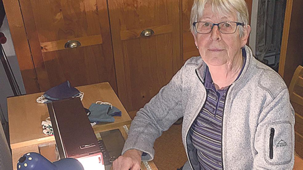 Gudrun Janssen, sie ist auch bei den Landfrauen aktiv, an ihrer Nähmaschine. © Foto: privat