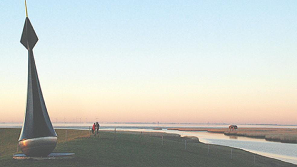 Bei Nieuwe Statenzijl mit der beweglichen Skulptur »Waaiboei« (1996) des niederländischen Bildhauers Martin Borchert soll ein großes Brackwassergebiet entstehen. Links ist der »Boezemkanaal« zu sehen, der hier in die Westerwolder Aa (rechts) mündet.. © Fotos: Kuper