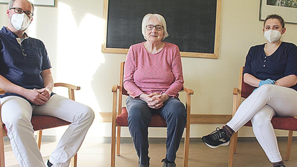Marie Bauer (Mitte) ist eine der ersten Rheiderländerinnen, die gegen das Corona-Virus geimpft worden ist. Kathrin Ostendorp (rechts) und Pflegedienstleiter Holger Brunken freuen sich über den reibungslosen Ablauf der Aktion. © Foto: Berents