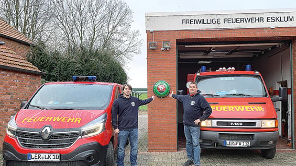 Ulrich Netthöfel (rechts) sowie Ortsbrandmeister Matthias Netthöfel vor dem montierten Defibrillator. © Foto: Wolters