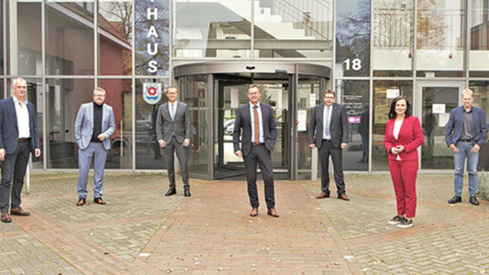 Gäste und Gastgeber des Rundgesprächs zum Thema Wohnraumversorgung vor dem Rathaus in Ihrhove. Bei dem Bild, keiner der Teilnehmer trägt eine Alltagsmaske, handelt es sich um ein Archivbild, das noch vor den aktuell gültigen Corona-Verordnungen entstanden ist. © Foto: Büro Connemann