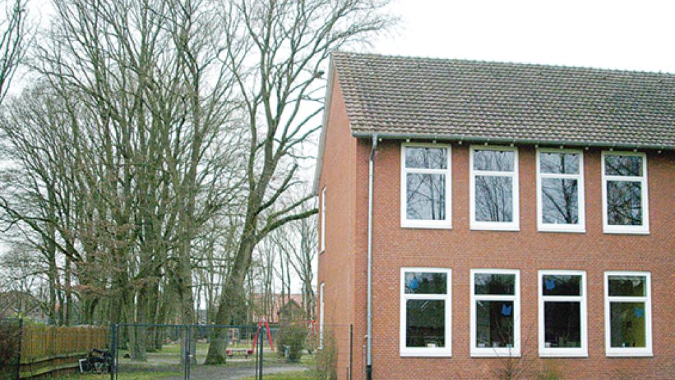 Die Symbole an den vier Fenstern unten rechts im Bild zeigen es: Hier ist derzeit die Büchereinebenstelle in Möhlenwarf untergebracht. Wenn die Grundschule Offene Ganztagsgrundschule wird, soll hier die Mensa einziehen. © Foto: Hoegen