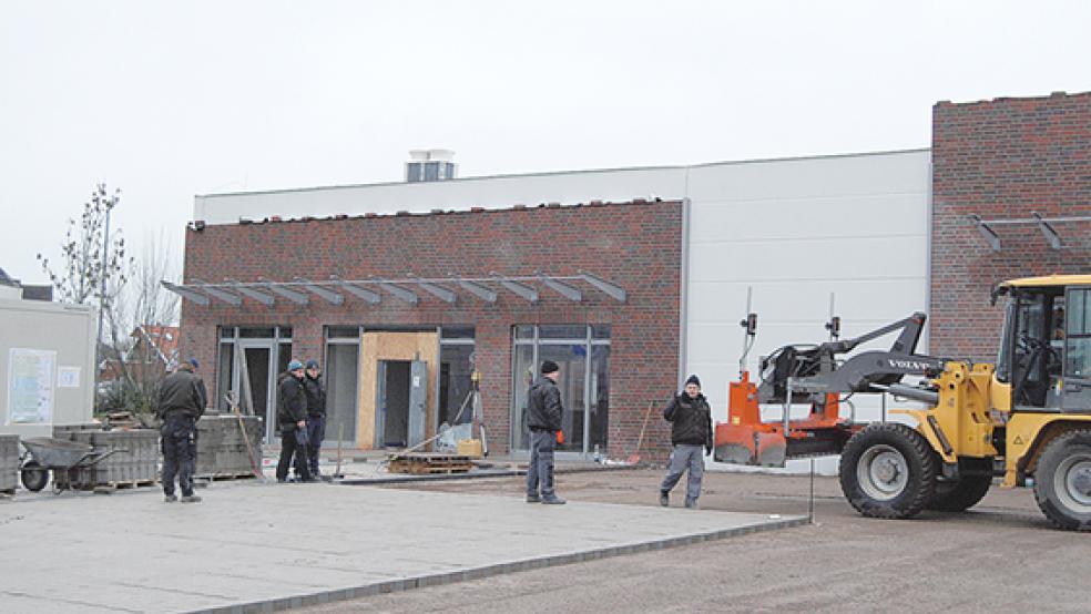 Vor dem neuen Geschäftshaus laufen derzeit auch Pflasterarbeiten. © Foto: Hoegen