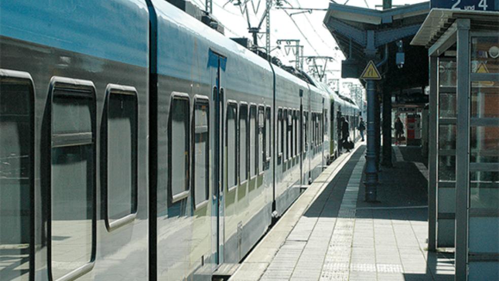 Einsteigen bitte, der Zug fährt ab: Der Bahnhof in Leer wird ab dem 11. September von vier neuen ICE-Verbindungen profitieren. © Foto: Szyska