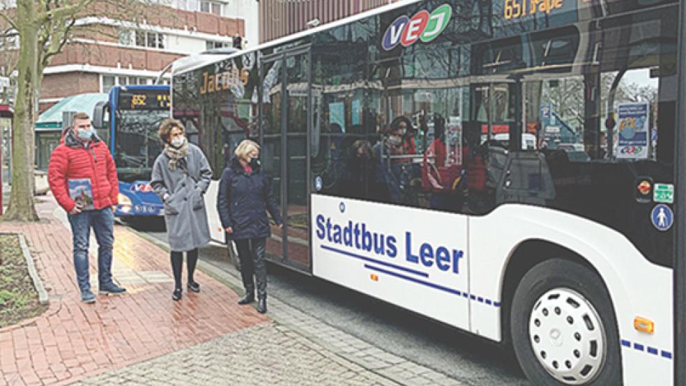 Keno Bohlen und Hannelore Jacobs-Bohlen vom Busunternehmen »Jacobs Reisedienst« stellten Bürgermeisterin Beatrix Kuhl die neuen Hybrid-Fahrzeuge vor. © Foto: Stadt Leer