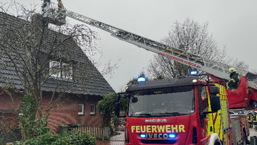 Die Feuerwehr Aurich rückte mit der Drehleiter an. © Foto: Geiken (Feuerwehr)