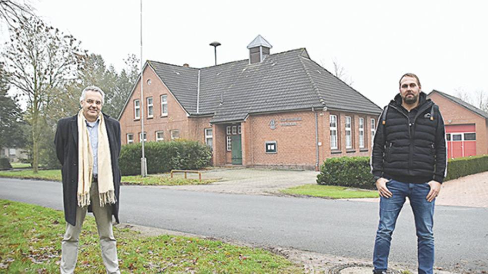 Dorfvereinsvorsitzender Andreas Damke (links) und Ortsvorsteher Lars Reinders wollen die Alte Schule unbedingt erhalten. © Foto: Ammermann