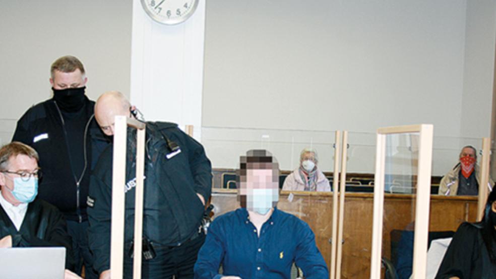 Einen Mordversuch wirft die Staatsanwaltschaft dem von zwei seiner drei Verteidiger flankierten 29-jährigen Angeklagten aus Esens vor. © Foto: Ricken