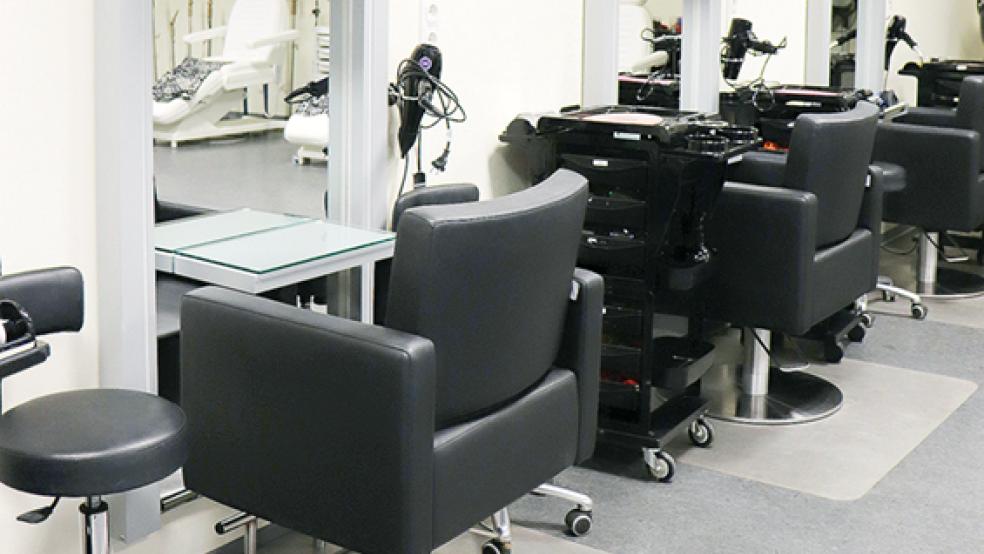 Verwaiste Stühle in den Salons: So sieht es derzeit auch in den ostfriesischen Friseurbetrieben aus. Obermeister Heiner Heijen (Innung Leer-Wittmund) sieht seine Zunft gerade jetzt im Januar in großen Schwierigkeiten. © Foto: HWK