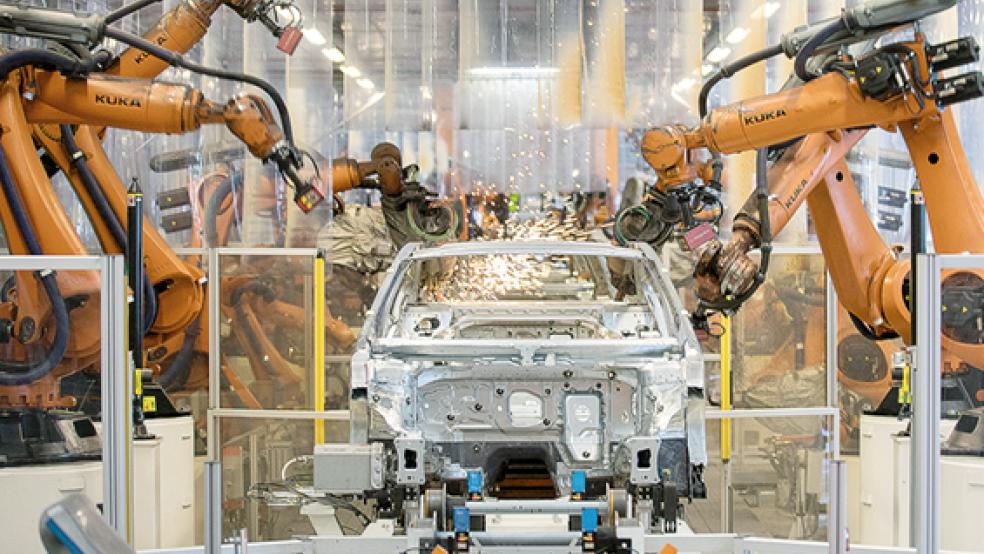 Teile eines VW Passat werden im VW-Werk Emden von Robotern montiert. © Foto: dpa
