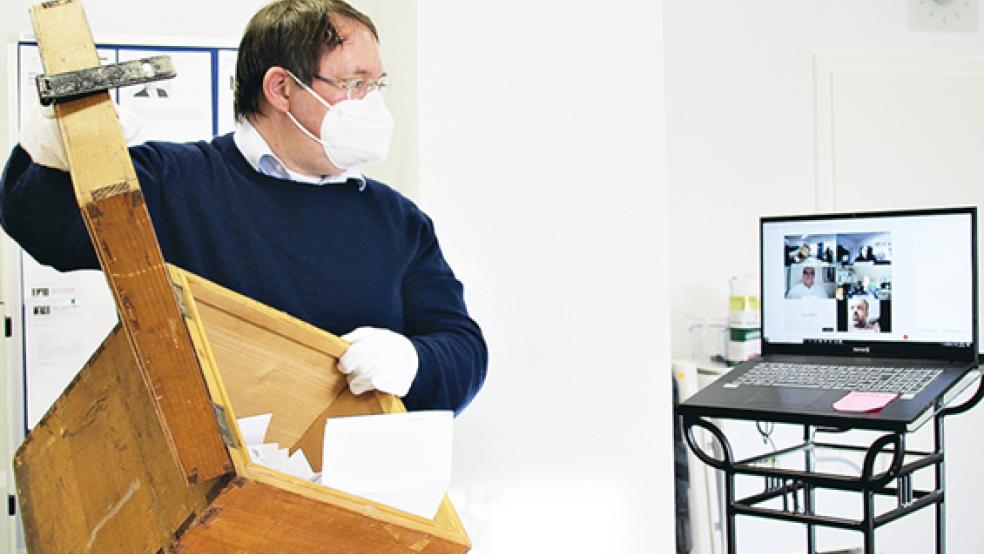 Die Mitglieder konnten die Auszählung der Stimmen am Computer verfolgen. © Foto: CDU Leer