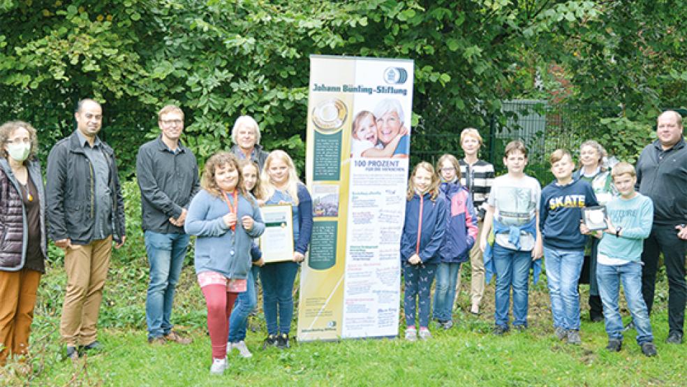 Vertreter der Johann Bünting-Stiftung gratulierten den Preisträgern 2020 in der Kategorie »Schulprojekt«. Das Foto entstand vor Corona. © Foto: Johann- Bünting-Stiftung