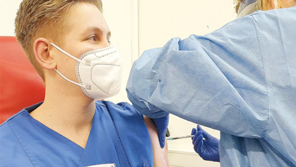 Julian Philipp, Gesundheits-und Krankenpfleger in der Zentralen Notaufnahme, zählt zu den ersten 60 Mitarbeitenden, die eine Impfung im Marien Hospital erhalten haben. © Foto: privat