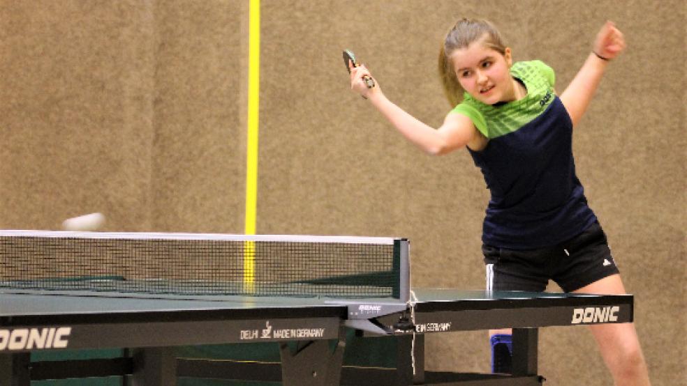 Marina Markus ist in der Tischtennis-Abteilung des SV Teutonia Stapelmoor sehr aktiv. Dieses Foto entstand in der Jugend 18 gegen den TV Bunde. © Foto: Yzer