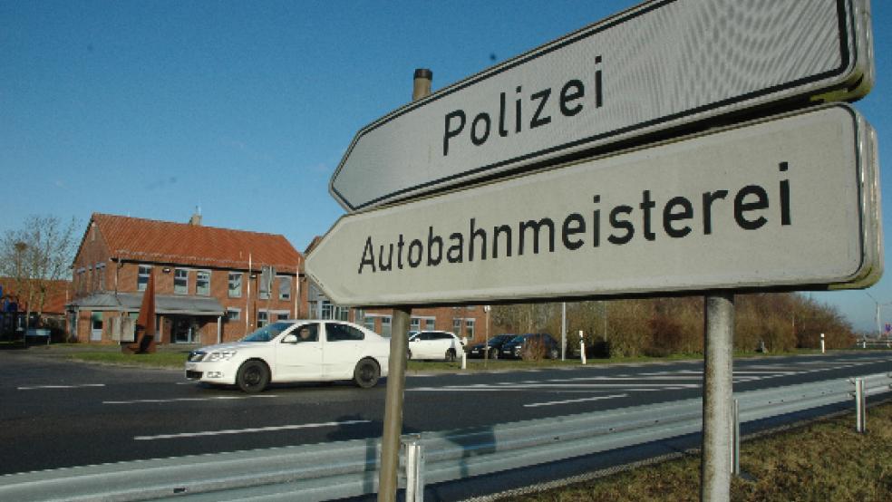 Nachbarn: Die Autobahnpolizei und die Autobahnmeisterei befinden sich direkt nebeneinander an der Anschlussstelle Leer-West beim Emstunnel. © Foto: Szyska