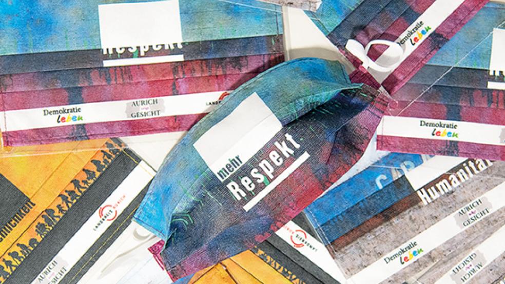 Die Masken werben für einen respektvolleren Umgang im öffentlichen Dialog. Aufgrund der hohen Nachfrage wurden 500 Stück nachbestellt. © Foto: Landkreis Aurich