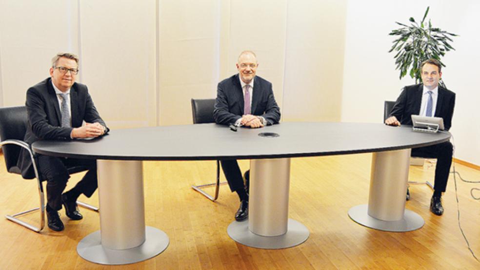 Der Vorstand der Ostfriesischen Volksbank informierte in einer Videokonferenz über die Bilanz des vergangenen Jahres. Das Foto zeigt von links: Joachim Fecht, Holger Franz und Georg Alder. © Foto: OVB
