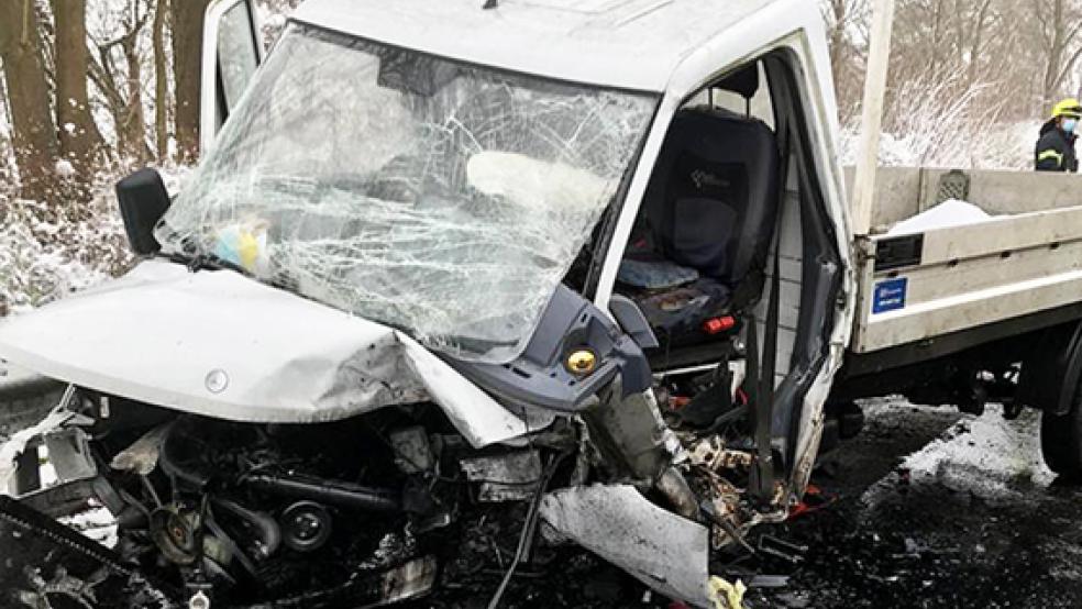Auch der Kleinlastwagen wurde bei dem Unfall total zerstört. © Foto: Feuerwehr Papenburg