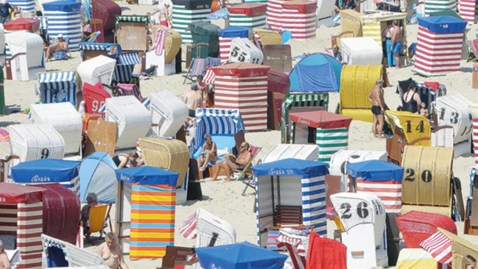 Auch auf Borkum (Foto) sind Strandkörbe im Sommer heißbegehrt und oft ausgebucht. In Norddeich soll man seinen Strandkorb künftig schon bequem von zu Hause aus buchen können. © Archivfoto: Hanken