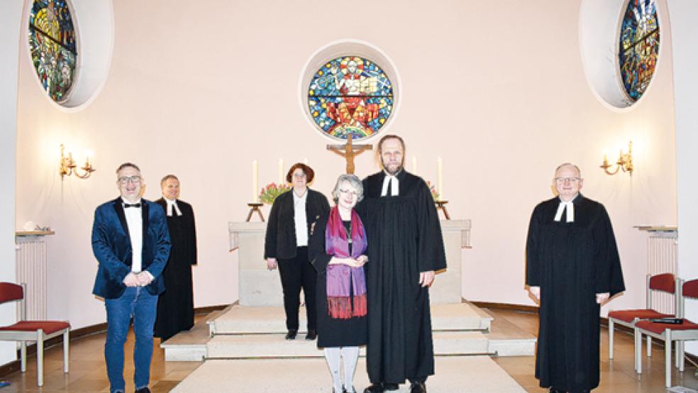 Das Pastorenehepaar Alfred und Ulrike Tengler (Mitte) diente der lutherischen Kirchengemeinde Weener mehr als 32 Jahre; gestern hieß es offiziell Abschied nehmen. Mit auf dem Foto sind (von links) Kreisjugendwart und Prädikant Sascha Wiegand (Potshausen), Kirchenkreis-Superintendent Thomas Kersten, Anne Theile (Gemeindevorstand) und Pastor Rolf Kemner (Bunde).  © Foto: Kuper