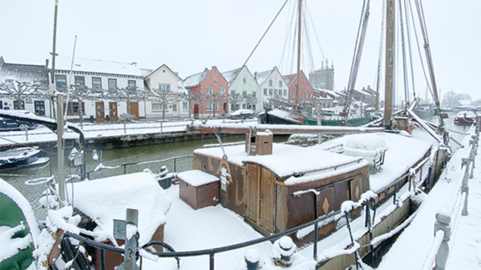 Mit etwas Schnee wirkt der Alte Hafen von Weener noch malerischer als ohnehin schon. © Foto: Hanken