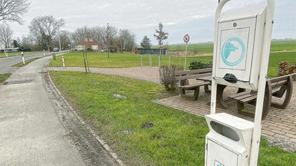Eine der 31 Hundestationen der Gemeinde Bunde steht in Bunderhee. © Foto: Hanken