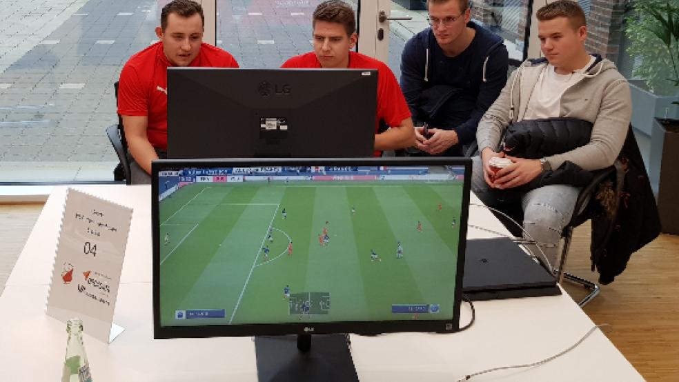 Vor rund einem Jahr nahmen unter anderem Daniel Gidion (links) und Jannik Boekhoff (Zweiter von links) am Orgadata-Cup im E-Football teil. Gidion spielt nun in der VF-Liga des VfL Fortuna Veenhusen mit, nicht aber in den NFV-Ligen. © Foto: Born