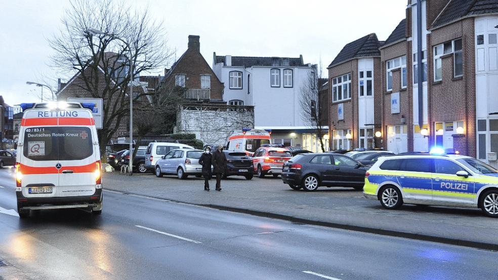 Blaulicht-Einsatz am Bahnhofsring in Leer: Ein Notarztwagen und zwei Rettungswagen sowie Einsatzkräfte der Polizei waren am Tatort. Die Gewalttat ereignete sich offenbar in einem Durchgang von einem Parkplatz zur Mühlenstraße. © Wolters