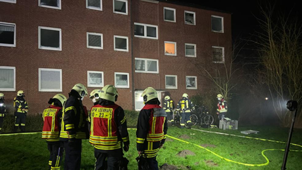 Rund 100 Feuerwehrleute und Rettungssanitäter waren in der Nacht zum Dienstag bei einem Kellerbrand in einem Einfamilienhaus in Wittmund im Einsatz. © Foto: Feuerwehr