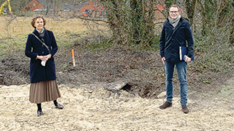 Bürgermeisterin Kuhl und Johannes Kirchner von Terfehr Projektentwicklung freuen sich, dass bald mit dem Bauen begonnen werden kann.  © Foto: Stadt Leer