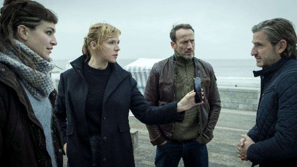 Im »Tatort« von Norderney beschuldigt Imke (Franziska Hartmann, links) Stadtrat Lohmannn (Jonas Hien, rechts). Die Kommissare Julia Grosz (Franziska Weisz) und Falke (Wotan Wilke Möhring) ermitteln. © ZDF/NDR (Christine Schroeder)