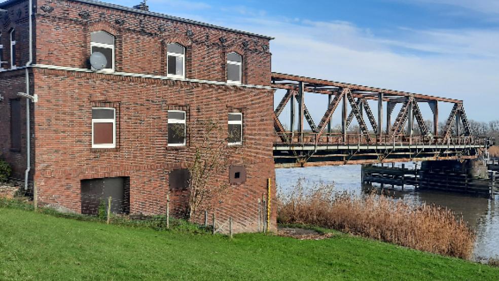 Die langwierigen Planungen für den Abriss der kaputten Klappbrücke und den Neubau mit einer Hub- und Drehtechnik erreichen in Kürze das nächste Etappenziel. Die Landesbehörde für Straßenbau und Verkehr in Hannover erstellt zurzeit die Stellungnahme für das Eisenbahnbundesamt in Bonn. Darin werden die im Anhörungsverfahren von Privatleuten, Verbänden und Behörden vorgebrachten Aspekte aufgeführt und abgewogen. © Foto: Szyska