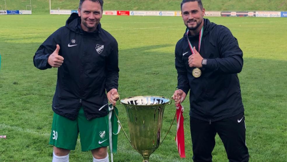 Bernd Grotlüschen (links) und Daniel Franziskus haben ihre Verträge als Trainer bei GW Firrel verlängert. © Foto: privat