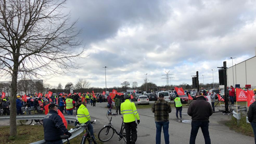 Auf dem Parkplatz vor der Meyer Werft kamen heute 550 Meyer-Beschäftigte zu einer Kundgebung zusammen. © Foto: IG Metall