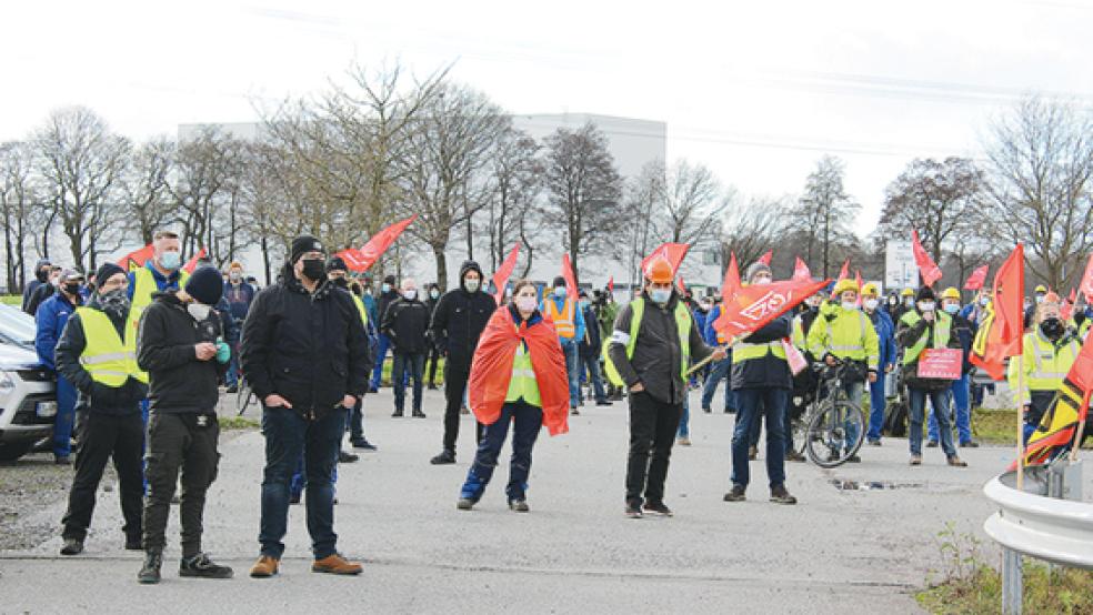 Deutliche Botschaft: Aus Sorge um den Verlust des Arbeitsplatzes versammelten sich gestern rund 700 Beschäftigte der Meyer Werft zu einer Kundgebung auf dem Parkplatz. © Foto: Belling