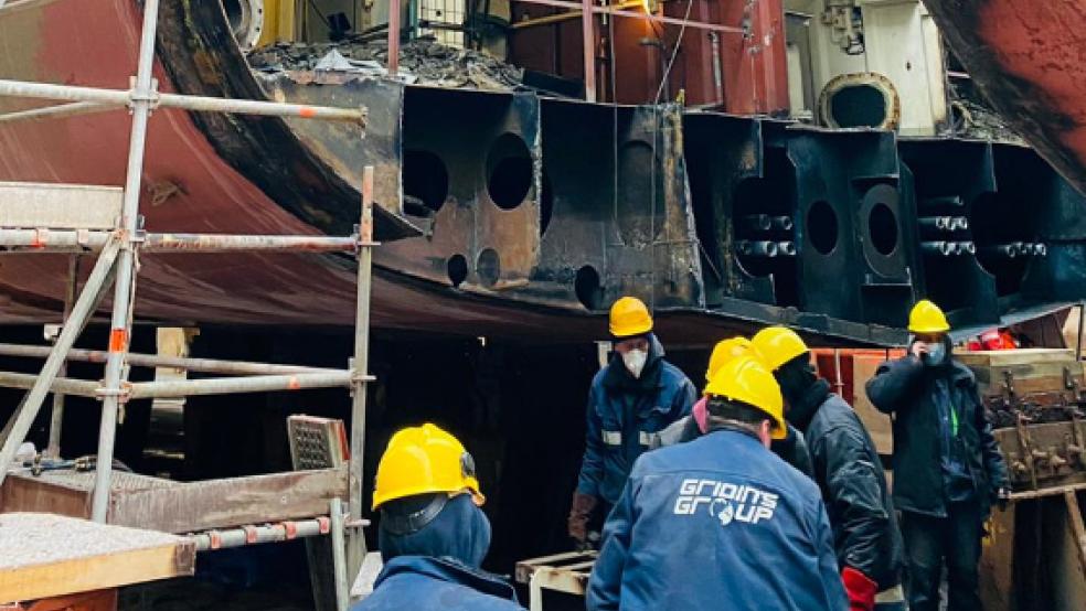 Auf der Werft »Koninklijke Niestern Sander« im niederländischen Delfzijl werden die Arbeiter nun das vorhandene und das neue Schiff zusammenfügen. © Foto: Reederei AG Ems