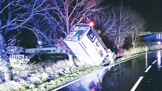 Kleinlaster von Sturm aufs Dach gekippt
