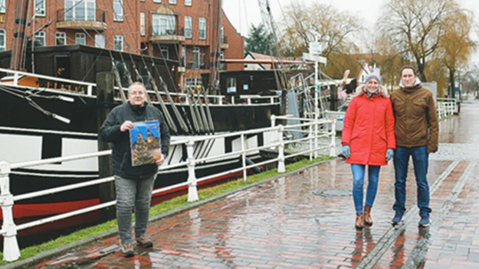 Die Eheleute Hoheisel und Fotograf Michael Wessels setzen sich ein für die Reparatur der Brigg »Friederike«, die vor dem Rathaus liegt. © Foto: Stadt Papenburg
