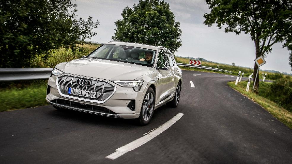 Testfahrt auf der Landesstraße im Rheiderland: Jan Menno Gebhardt am Lenkrad eines Audi e-tron. © Foto: privat